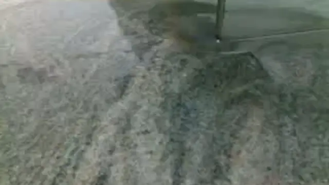 Cięcie płyty granitowej strumieniem wody — kadr z nagrania z 2009 r.