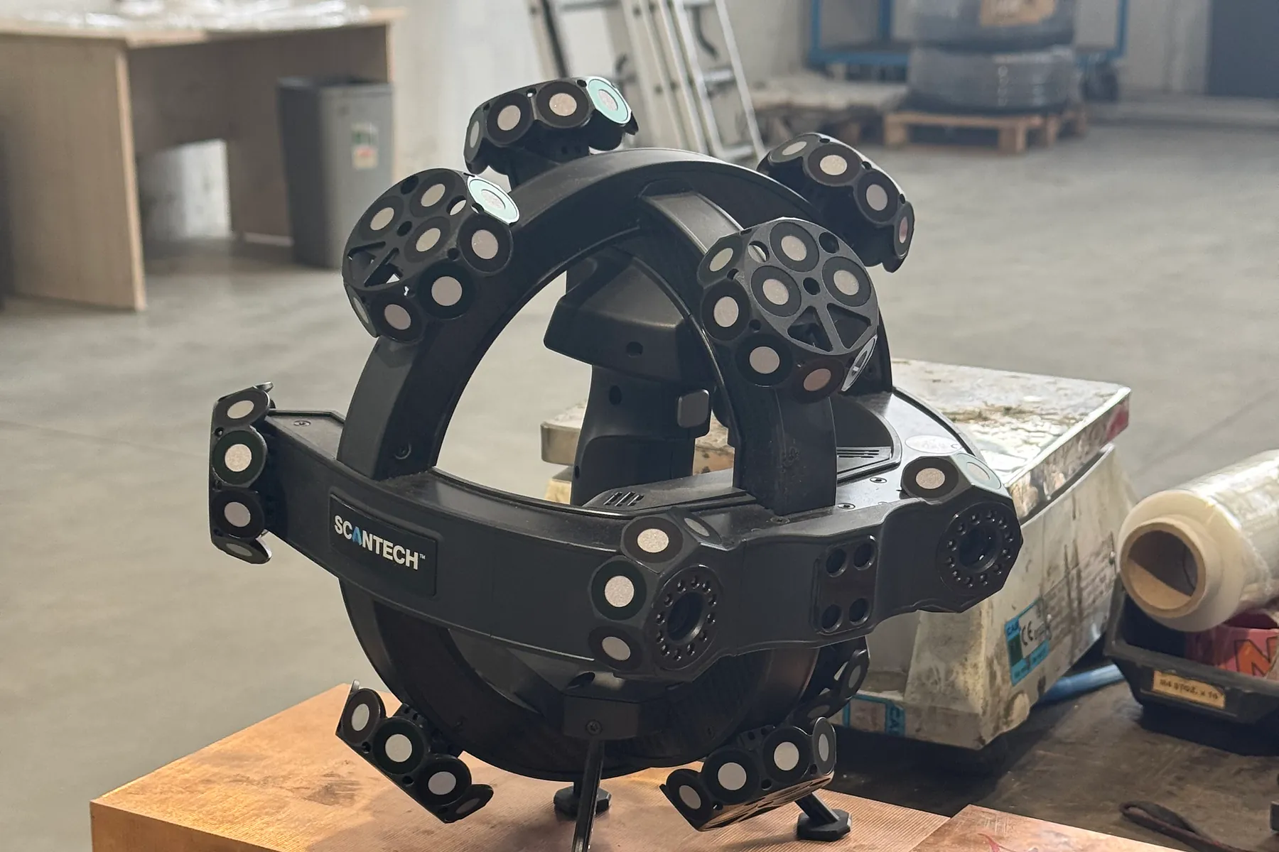 Skaner 3D Scantech NimbleTrack-C na stole w hali ECAD