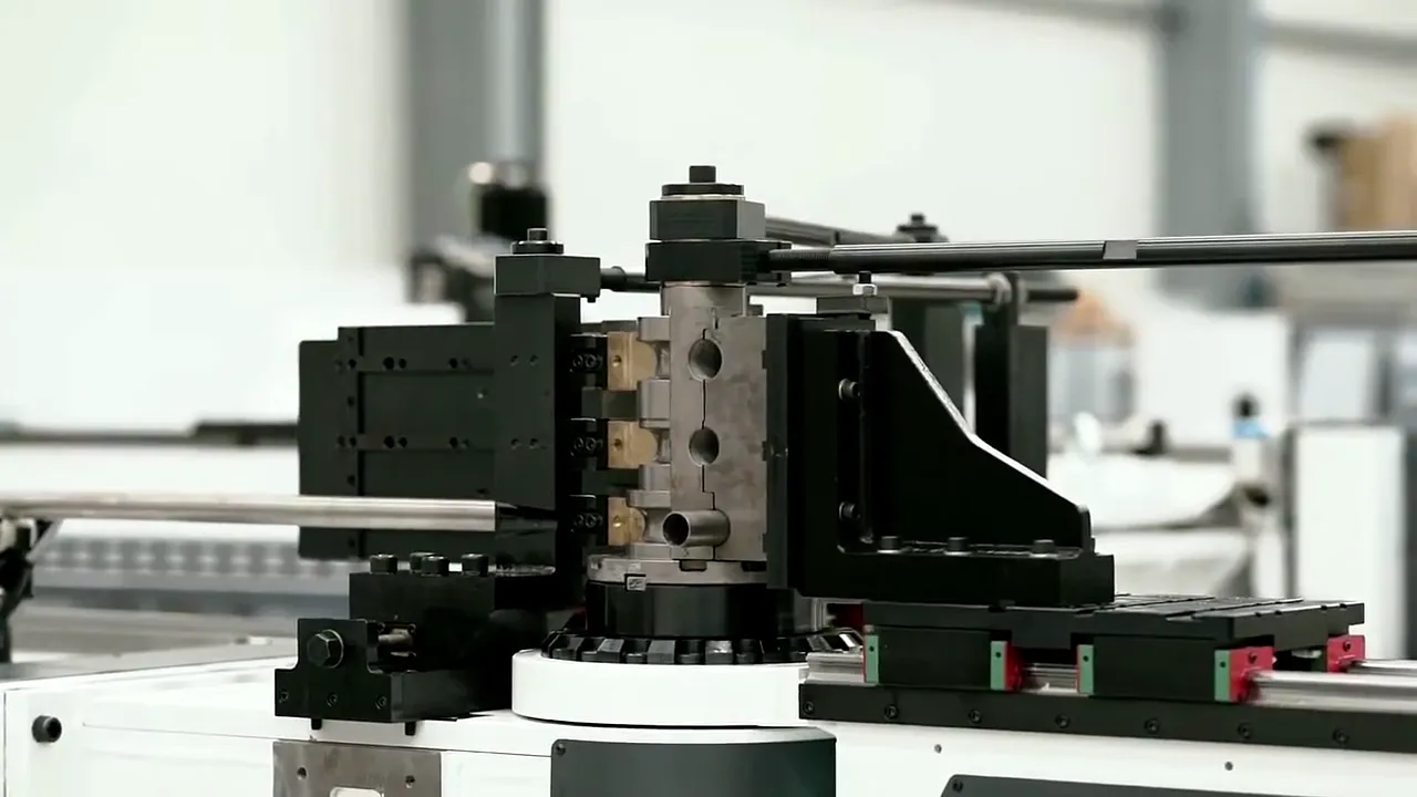 Cintrage de tubes CNC : tête de cintrage de la cintreuse VLB avec un tube serré dans les mors