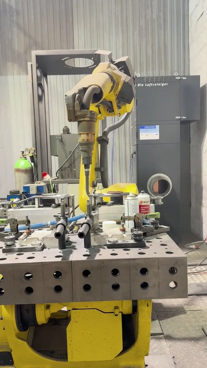 Robot de soudage FANUC avec torche dans l'atelier ECAD