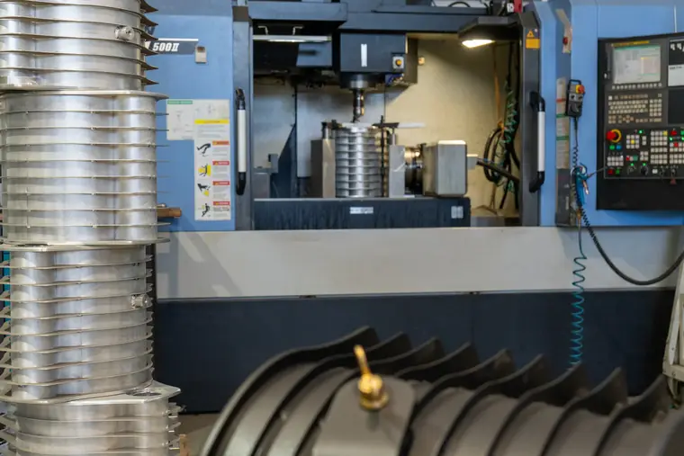 Seria aluminiowych korpusów z żebrami przy centrum obróbkowym DNM 500 II